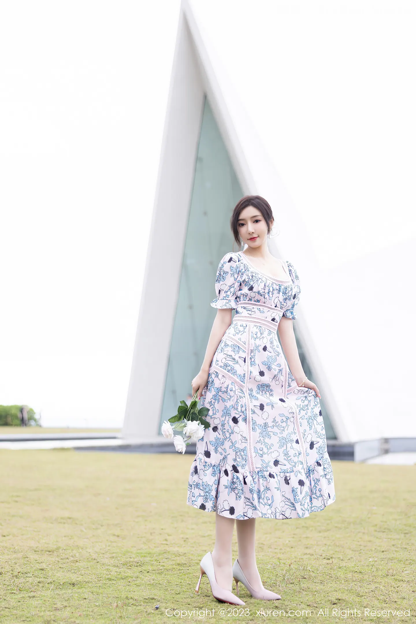 图片[5]-[XiuRen秀人网]2023.03.24 VOL.6474 王馨瑶yanni 粉色连衣裙与灰色内衣加肉丝美腿性感私房写真集-秀人网官方网站